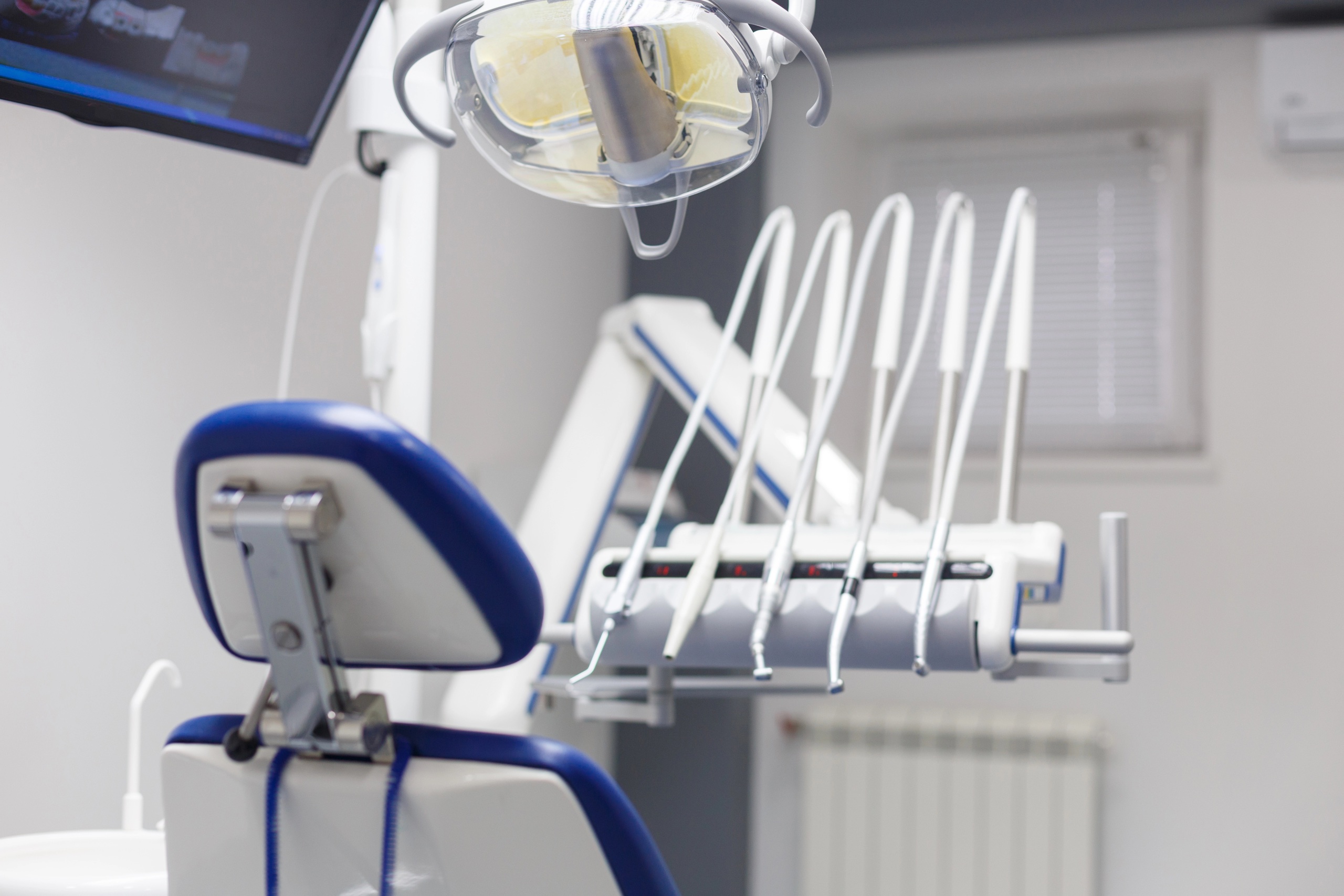 Moderner Behandlungsstuhl in einer Zahnarztpraxis