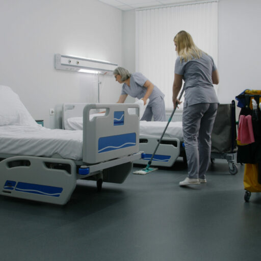Reinigungspersonal säubert Patientenraum im Krankenhaus
